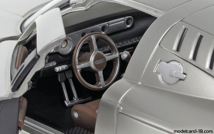 2000 - Audi Rosemeyer Concept Maisto 1/18 (Серебристый) Интерьер панель приборов