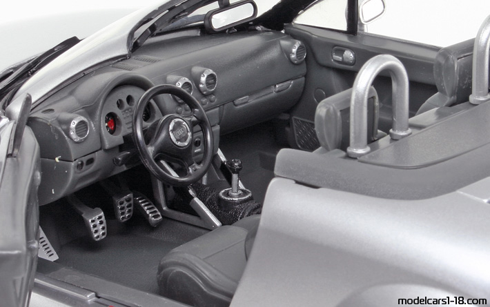 1998 - Audi TT Roadster (8N) Revell 1/18 (Светло-серебристый) Интерьер панель приборов