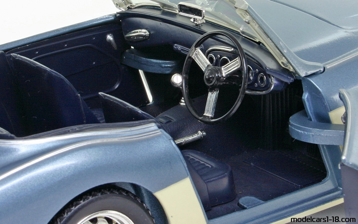 1961 - Austin Healey 3000 Mk II ERTL 1/18 (Синий / Белый) Интерьер панель приборов