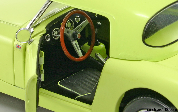 1958 - Austin Healey Sprite Revell 1/18 (Жёлтый) Интерьер панель приборов