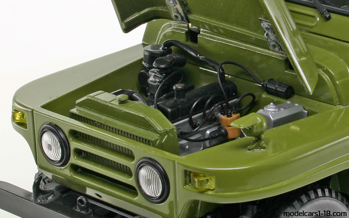 1965 - BAIC Beijing Jeep BJ212 GMP 1/18 (Коричневый) Двигатель
