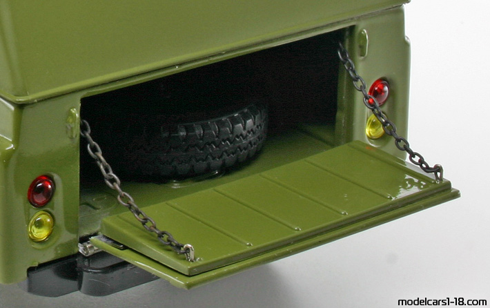 1965 - BAIC Beijing Jeep BJ212 GMP 1/18 (Коричневый) Багажник / Поднимающиеся фары