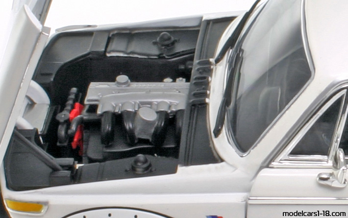 1973 - BMW 2002 Turbo Anson 1/18 (Белый) Двигатель