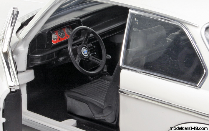 1973 - BMW 2002 Turbo Anson 1/18 (Белый) Интерьер панель приборов
