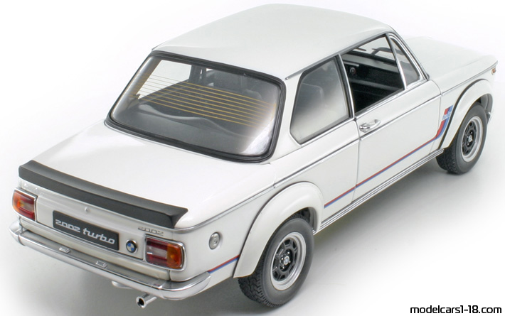 1973 - BMW 2002 Turbo AutoArt 1/18 (Белый) Задняя правая сторона