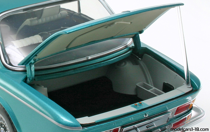 1972 - BMW 3.0 CSi (E9) Minichamps 1/18 (Зелёный) Багажник / Поднимающиеся фары