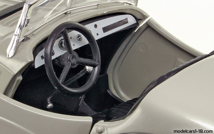 1936 - BMW 328 Polistil 1/16 (Серый  / Серый ) Интерьер панель приборов