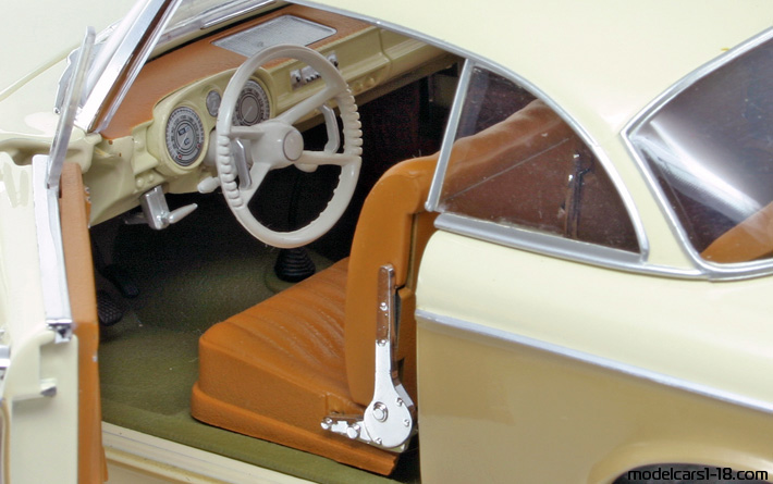 1956 - BMW 503 Revell 1/18 (Белый / Коричневый) Интерьер панель приборов