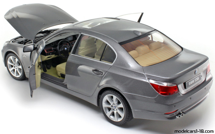 2003 - BMW 530i (E60) Jadi 1/18 (Серый ) Открывающиеся части