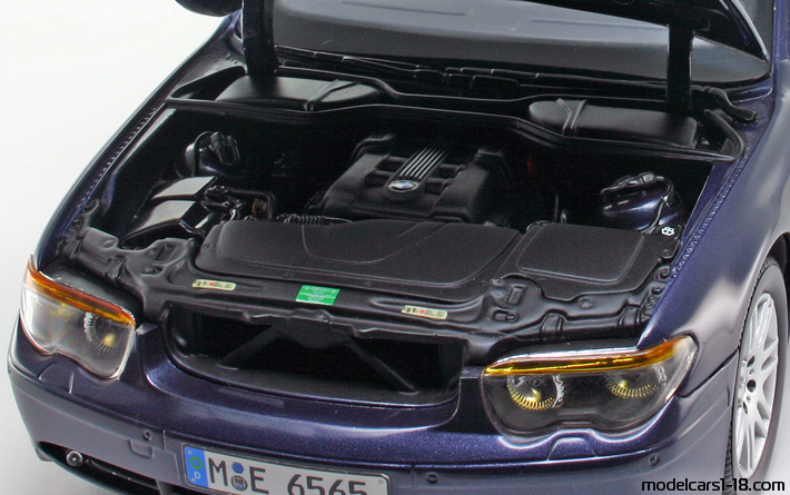 2002 - BMW 745i (E65) Kyosho 1/18 (Синий) Двигатель