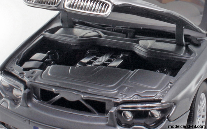 2002 - BMW 745i (E65) Motor Max 1/18 (Серый ) Двигатель