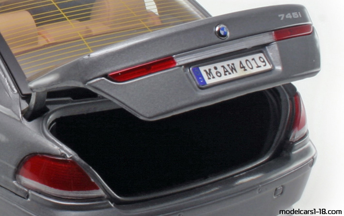 2002 - BMW 745i (E65) Motor Max 1/18 (Серый ) Багажник / Поднимающиеся фары