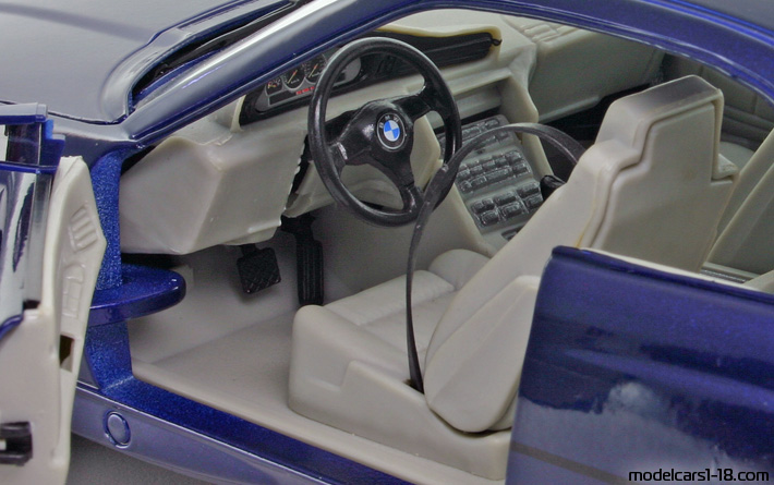 1990 - BMW 850i (E31) Maisto 1/18 (Синий) Интерьер панель приборов