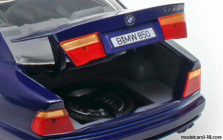 1990 - BMW 850i (E31) Revell 1/18 (Синий) Багажник / Поднимающиеся фары