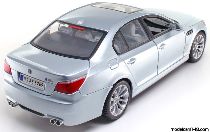 2007 - BMW M5 (E60) Maisto 1/18 (Синий) Задняя правая сторона