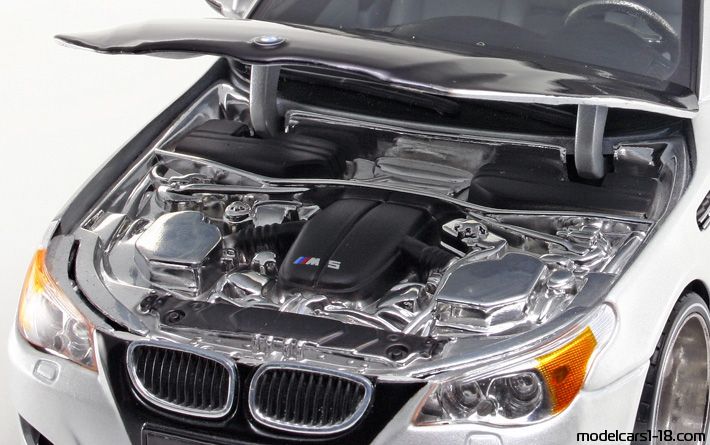 2007 - BMW M5 (E60) Maisto 1/18 (Белый / Чёрный) Двигатель