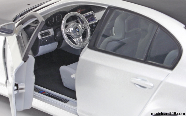 2007 - BMW M5 (E60) Maisto 1/18 (Белый / Чёрный) Интерьер панель приборов