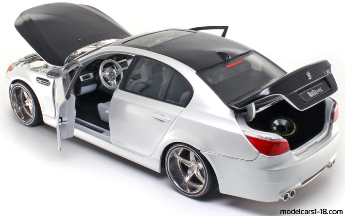 2007 - BMW M5 (E60) Maisto 1/18 (Белый / Чёрный) Открывающиеся части