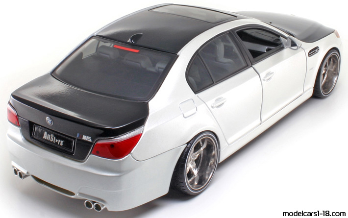 2007 - BMW M5 (E60) Maisto 1/18 (Белый / Чёрный) Задняя правая сторона