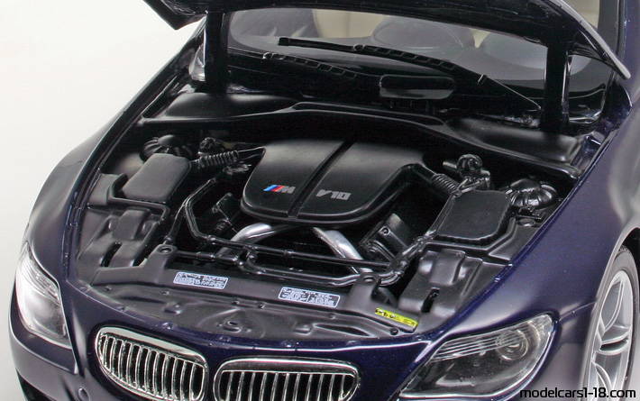 2004 - BMW M6 (E63) Revell 1/18 (Синий / Чёрный) Двигатель