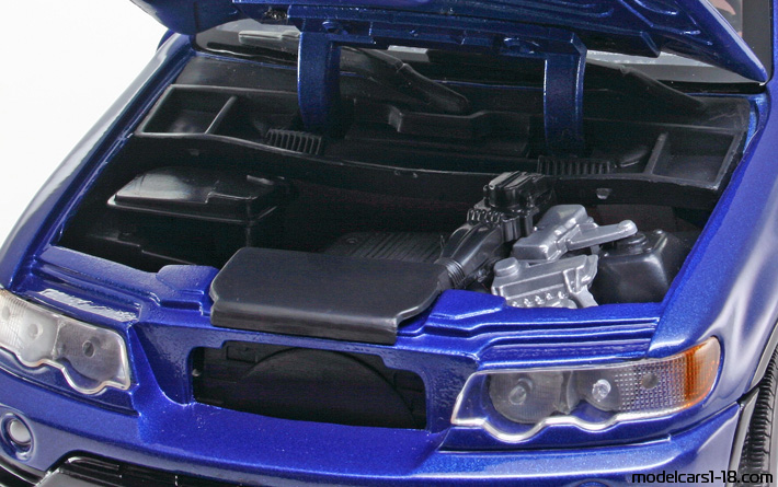1999 - BMW X5 (E53) Motor Max 1/18 (Синий) Двигатель