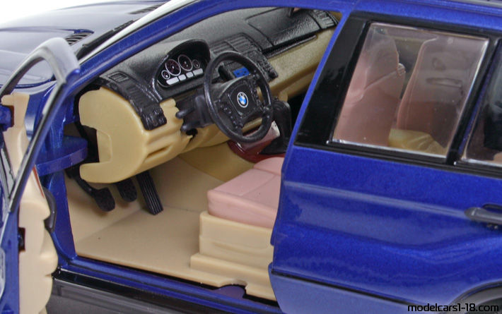1999 - BMW X5 (E53) Motor Max 1/18 (Синий) Интерьер панель приборов