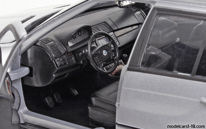 1999 - BMW X5 (E53) Welly 1/18 (Серебристый) Интерьер панель приборов