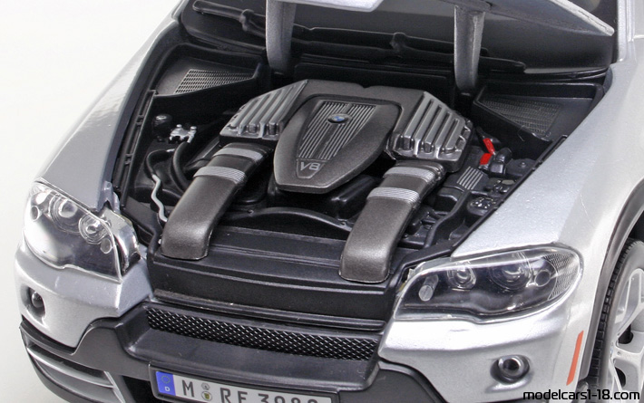2006 - BMW X5 (E70) Bburago 1/18 (Серебристый) Двигатель