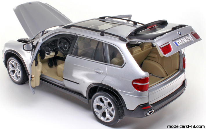 2006 - BMW X5 (E70) Bburago 1/18 (Серебристый) Открывающиеся части