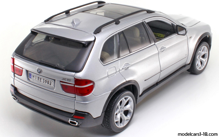 2006 - BMW X5 (E70) Bburago 1/18 (Серебристый) Задняя правая сторона