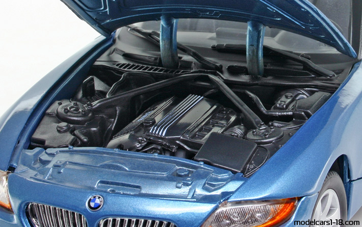 2002 - BMW Z4 (E85) Motor Max 1/18 (Синий) Двигатель