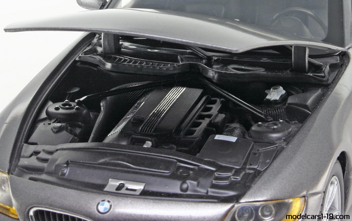 2002 - BMW Z4 (E85) Ricko 1/18 (Серый ) Двигатель
