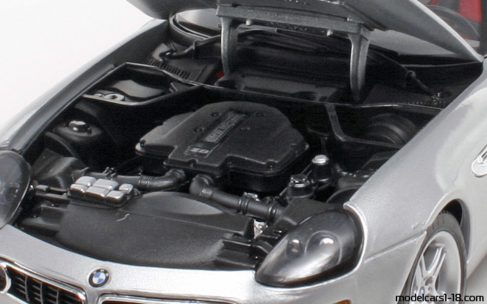 2000 - BMW Z8 (E52) Bburago 1/18 (Серебристый) Двигатель