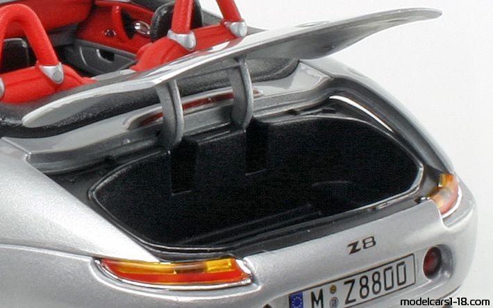 2000 - BMW Z8 (E52) Bburago 1/18 (Серебристый) Багажник / Поднимающиеся фары