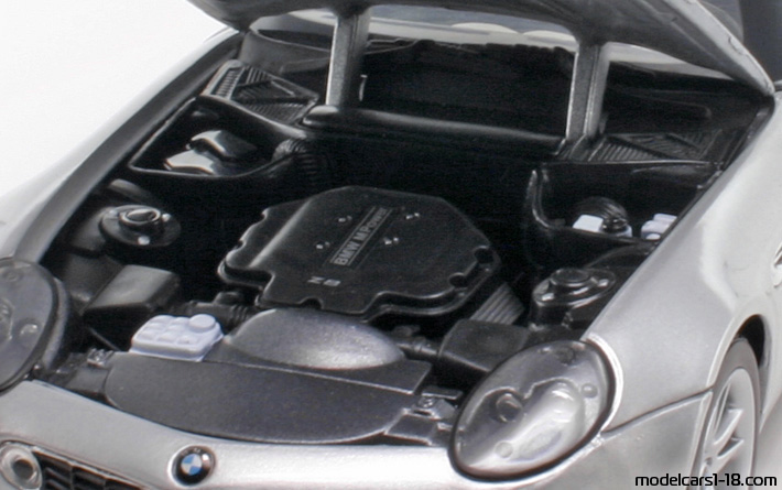 2000 - BMW Z8 (E52) Maisto 1/18 (Серебристый) Двигатель