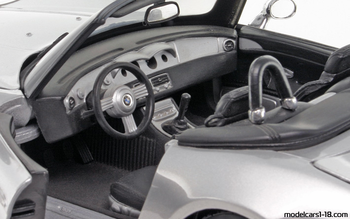 2000 - BMW Z8 (E52) Maisto 1/18 (Серебристый) Интерьер панель приборов