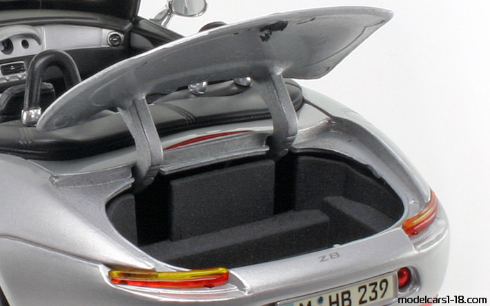 2000 - BMW Z8 (E52) Maisto 1/18 (Серебристый) Багажник / Поднимающиеся фары