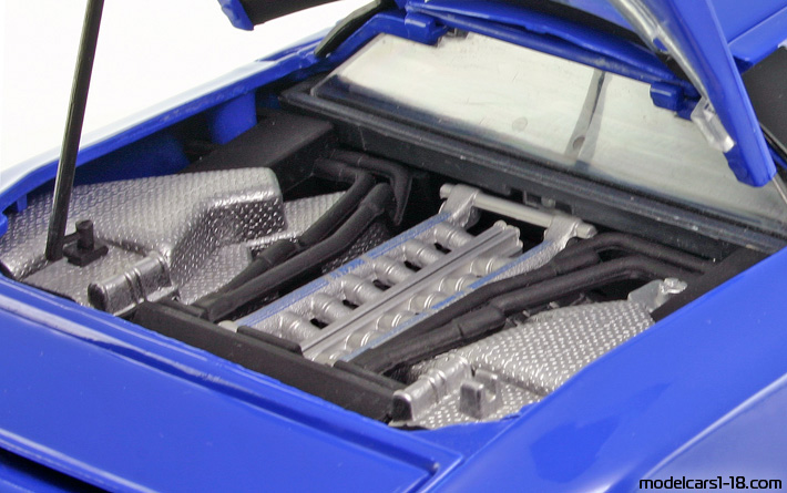 1991 - Bugatti EB 110 Maisto 1/18 (Синий) Двигатель