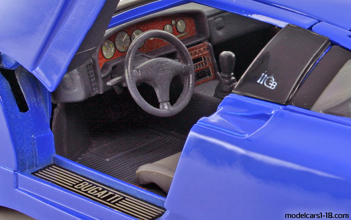 1991 - Bugatti EB 110 Maisto 1/18 (Синий) Интерьер панель приборов