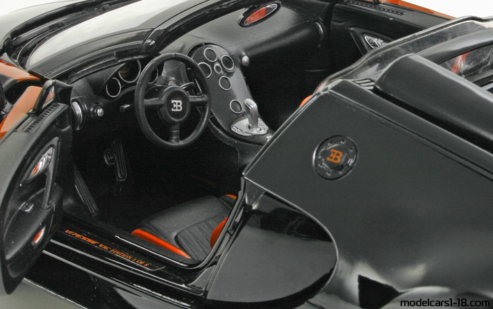 2012 - Bugatti Veyron 16.4 Grand Sport Rastar 1/18 (Чёрный / Kрасный) Интерьер панель приборов