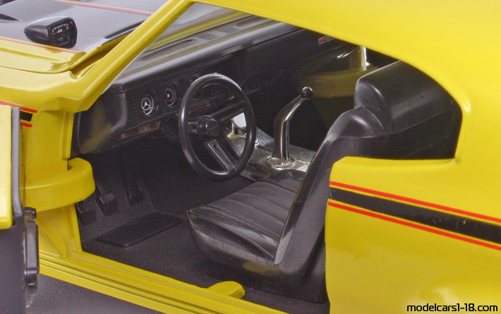 1970 - Buick GSX ERTL 1/18 (Жёлтый / Чёрный) Интерьер панель приборов