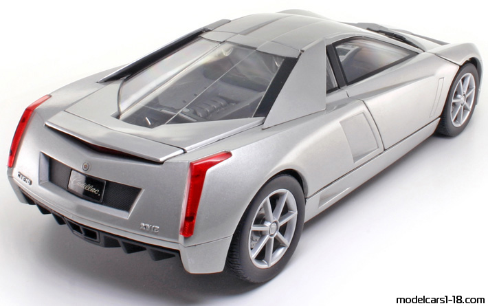 2002 - Cadillac Cien Concept Hot Wheels 1/18 (Серебристый) Задняя правая сторона