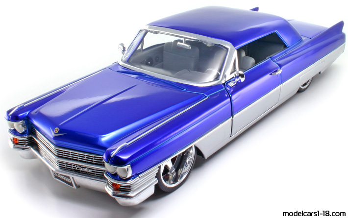 1963 - Cadillac Coupe DeVille Jada Toys 1/18 (Синий / Серебристый) Передняя левая сторона