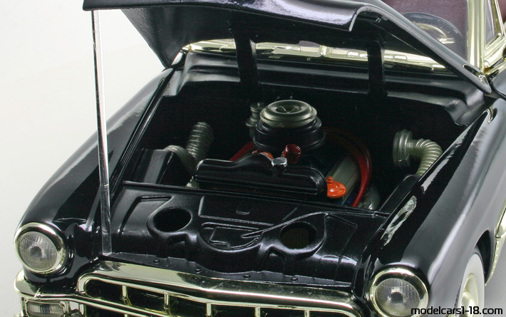 1949 - Cadillac Coupe de Ville (62) Road Legends 1/18 (Чёрный) Двигатель