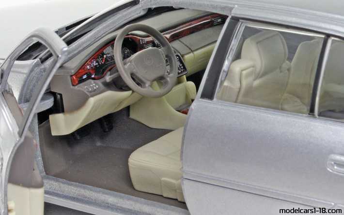 2000 - Cadillac DeVille Maisto 1/18 (Серебристый) Интерьер панель приборов