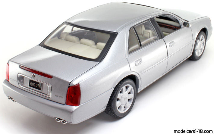 2000 - Cadillac DeVille Maisto 1/18 (Серебристый) Задняя правая сторона