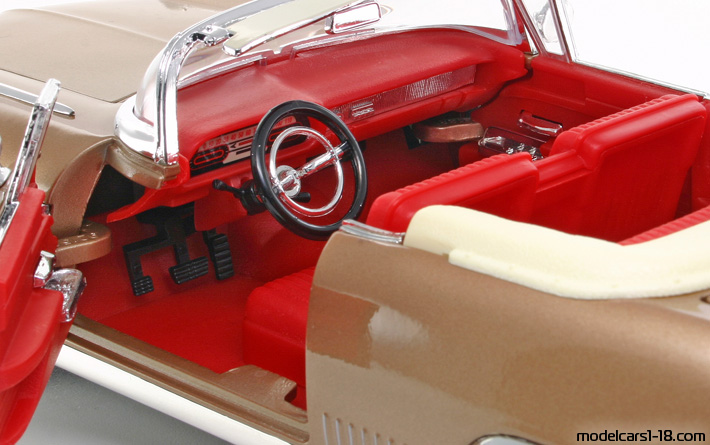 1958 - Cadillac Eldorado Biarritz (62) Road Signature 1/18 (Оранжевый) Интерьер панель приборов