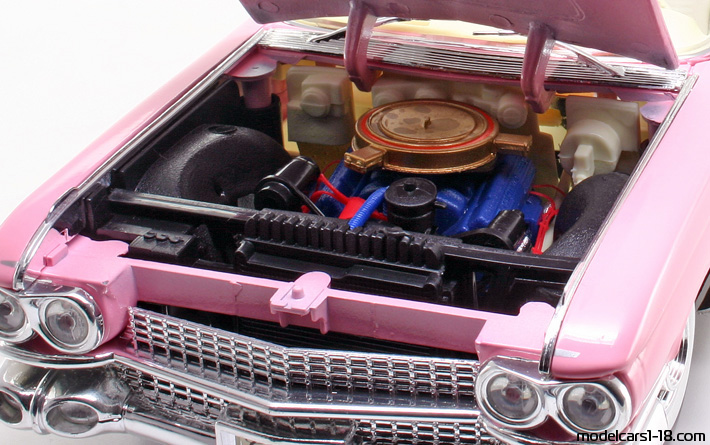 1959 - Cadillac Eldorado Biarritz (62) Maisto 1/18 (Розовый) Двигатель