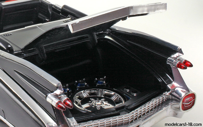 1959 - Cadillac Eldorado Biarritz (62) Maisto 1/18 (Чёрный) Багажник / Поднимающиеся фары