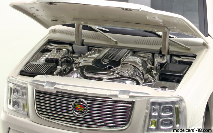 2001 - Cadillac Escalade Jada Toys 1/18 (Белый) Двигатель